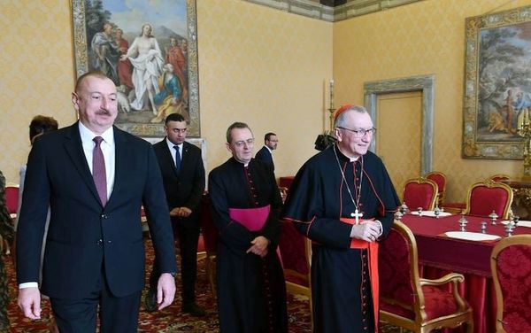 Президент Ильхам Алиев и первая леди Мехрибан Алиева встретились в Ватикане с Папой Римским Франциском - Sputnik Азербайджан
