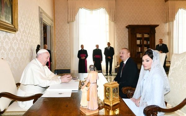 Президент Ильхам Алиев и первая леди Мехрибан Алиева встретились в Ватикане с Папой Римским Франциском - Sputnik Азербайджан