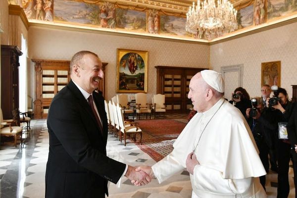 Президент Ильхам Алиев и первая леди Мехрибан Алиева встретились в Ватикане с Папой Римским Франциском - Sputnik Азербайджан