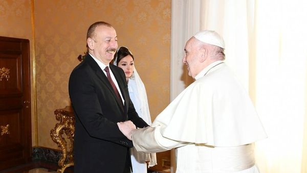 Президент Ильхам Алиев и первая леди Мехрибан Алиева встретились в Ватикане с Папой Римским Франциском - Sputnik Азербайджан