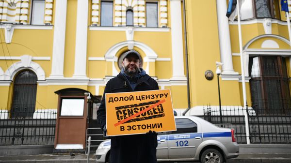 Исполнительный директор МИА Россия сегодня Кирилл Вышинский участвует в пикете у посольства Эстонии в Москве - Sputnik Азербайджан