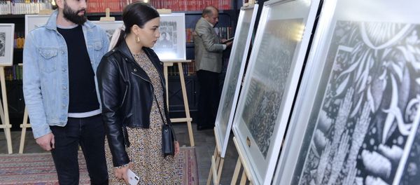 Презентация книги народного артистка Арифа Гусейнова в Бакинском книжном центре - Sputnik Азербайджан
