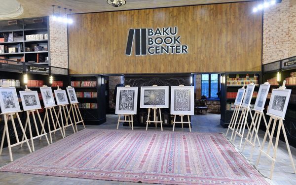 Презентация книги народного артистка Арифа Гусейнова в Бакинском книжном центре - Sputnik Азербайджан