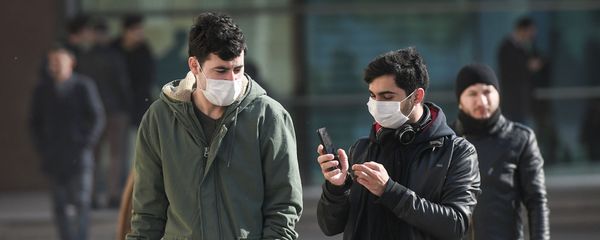 Прохожие в медицинских масках на улице в Баку, фото из архива - Sputnik Азербайджан