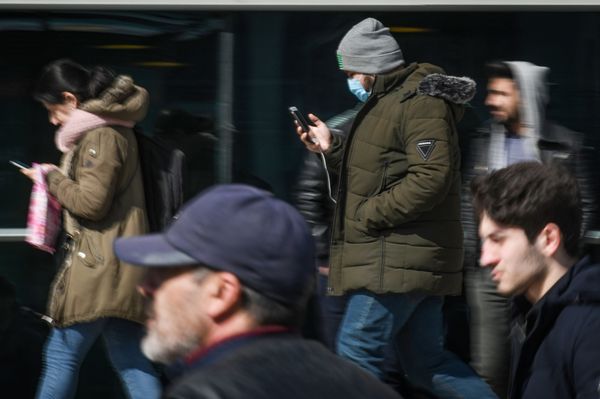 Прохожие в медицинских масках на улице в Баку, фото из архива - Sputnik Азербайджан