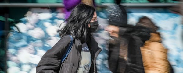 Прохожие в медицинских масках на улице в Баку, фото из архива - Sputnik Азербайджан