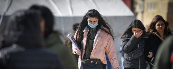 Прохожие в медицинских масках на улице в Баку, фото из архива - Sputnik Азербайджан