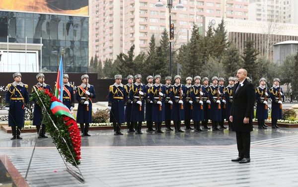 Президент Ильхам Алиев посетил мемориал жертвам Ходжалинской трагедии - Sputnik Азербайджан