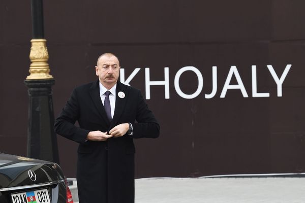 Президент Ильхам Алиев посетил мемориал жертвам Ходжалинской трагедии - Sputnik Азербайджан