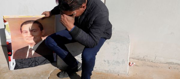 Сторонник экс-президента Египта Хосни Мубарака во время церемонии прощания  - Sputnik Азербайджан