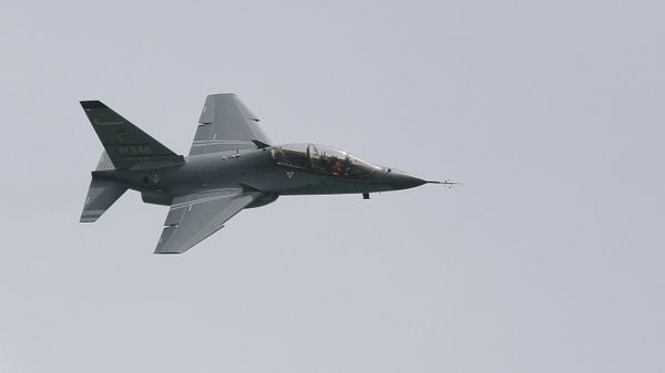 Учебно-боевой самолет M 346  итальянской фирмы Aermacchi - Sputnik Азербайджан