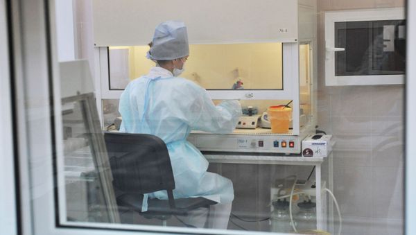 Лаборант проводит исследование биологического материала - Sputnik Азербайджан