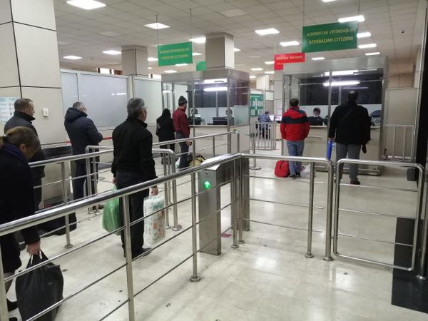 Госпогранслужба АР опровергает: границы открыты для людей и транспорта - Sputnik Азербайджан