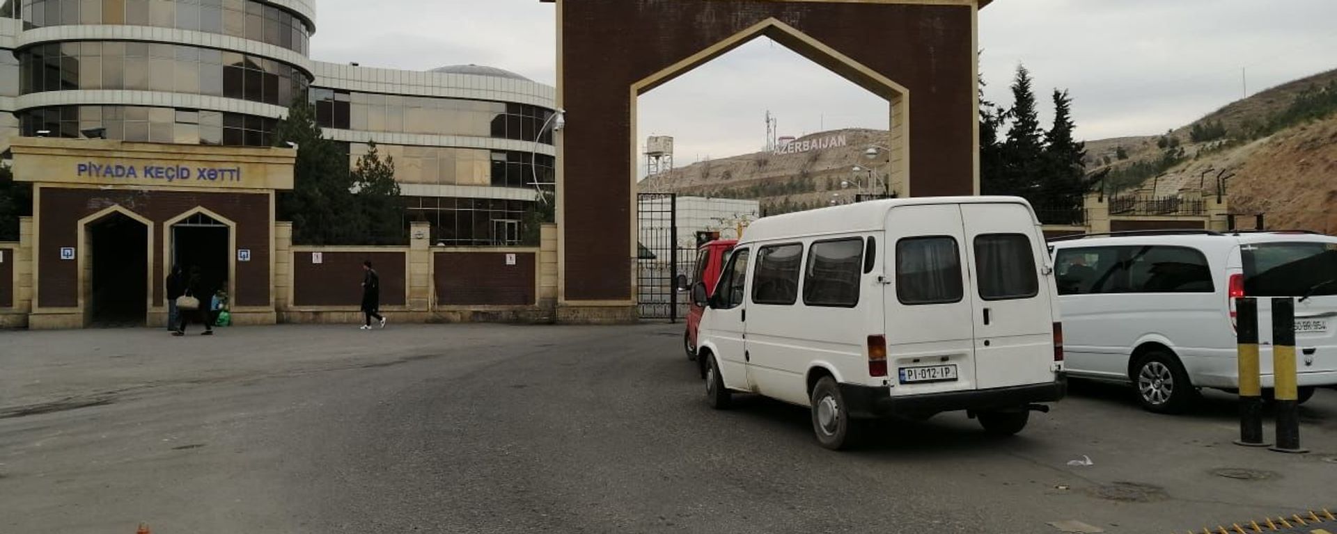 Qırmızı körpü gömrük-keçid məntəqəsi  - Sputnik Азербайджан, 1920, 25.02.2021