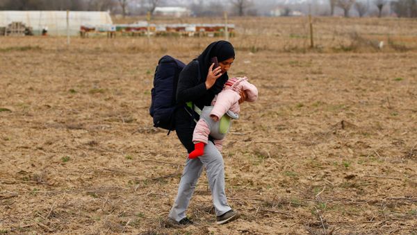  Мигрантка с ребенком на руках идет к пограничному переходу Пазаркуле в Турции - Sputnik Азербайджан