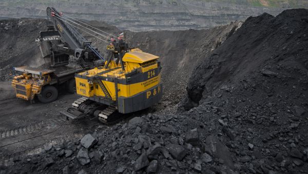 Карьерный экскаватор на каменноугольном разрезе - Sputnik Азербайджан