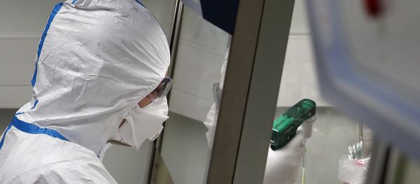 Лаборант вставляет жидкость в пробирку, фото из архива - Sputnik Азербайджан