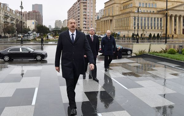 Президент Ильхам Алиев посетил перенесенный памятник шаху Исмаилу Хатаи - Sputnik Азербайджан
