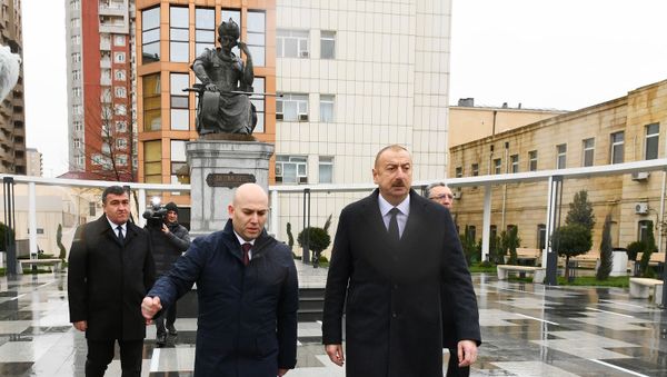 Президент Ильхам Алиев посетил перенесенный памятник шаху Исмаилу Хатаи - Sputnik Азербайджан