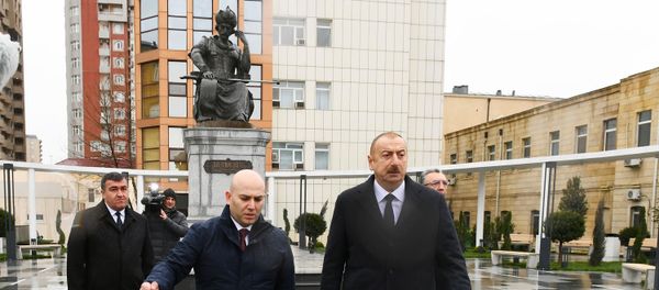 Президент Ильхам Алиев посетил перенесенный памятник шаху Исмаилу Хатаи - Sputnik Азербайджан