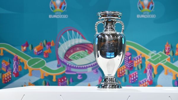 Кубок Анри Делонэ - трофей чемпионата Европы по футболу - Sputnik Азербайджан