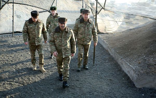 Министр обороны Закир Гасанов провел рекогносцировку местности на учениях азербайджанской армии - Sputnik Азербайджан