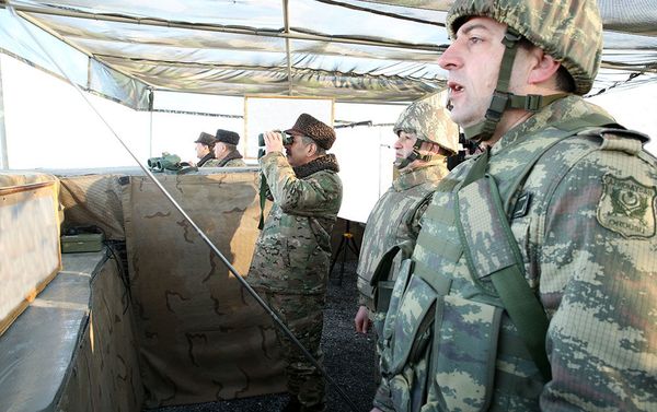Министр обороны Закир Гасанов провел рекогносцировку местности на учениях азербайджанской армии - Sputnik Азербайджан