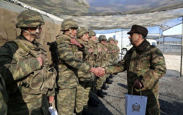 Министр обороны встретился с военнослужащими, проходящими службу на передовой - Sputnik Азербайджан