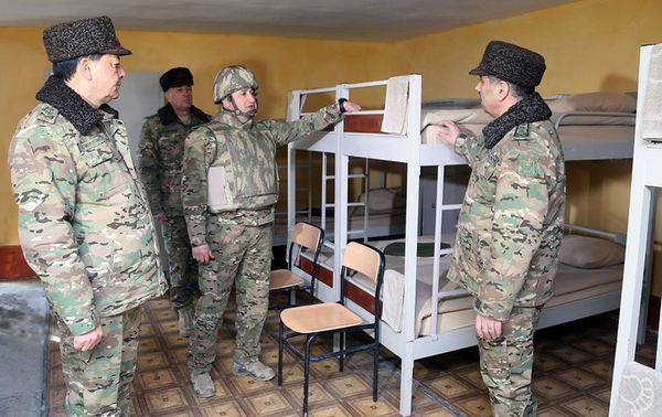 Министр обороны встретился с военнослужащими, проходящими службу на передовой - Sputnik Азербайджан