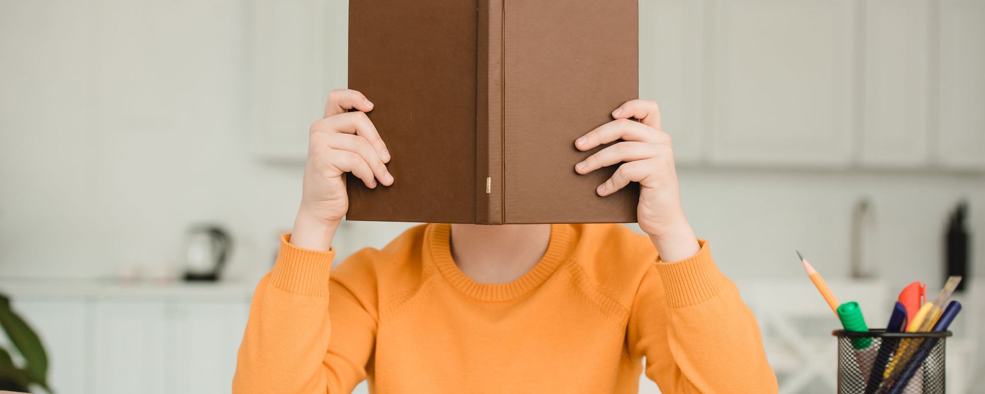 Мальчик во время чтения книги - Sputnik Азербайджан, 1920, 06.01.2021