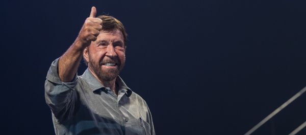 Американский актер Чак Норрис на спортивной арене Papp Laszlo в Будапеште, Венгрия,  24 ноября 2018 года - Sputnik Азербайджан