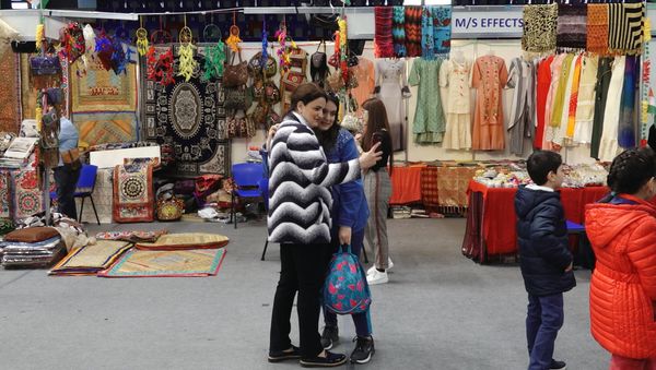 Рисунки хной, самоцветы, «здоровая» посуда: в Баку открылась индийская выставка - Sputnik Азербайджан