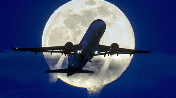 Самолет на фоне полной луны  - Sputnik Азербайджан
