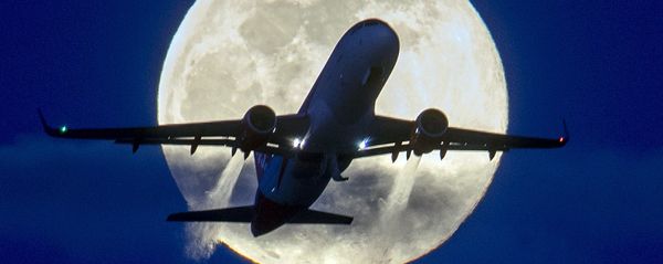 Самолет на фоне полной луны  - Sputnik Азербайджан