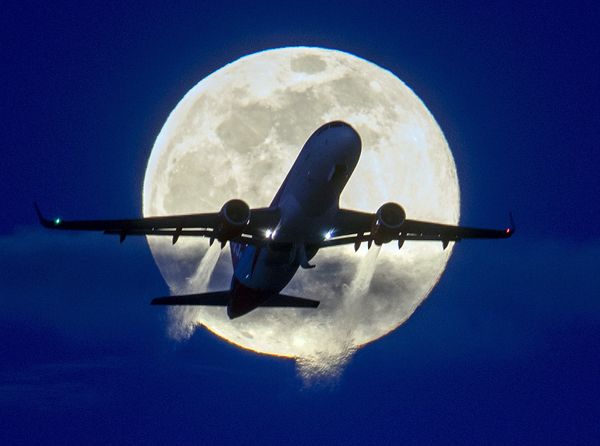 An aircraft passes the rising full moon An aircraft passes the rising full moon - Sputnik Азербайджан