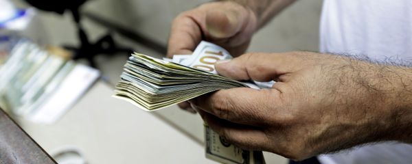  Кассир считает доллары, фото из архива - Sputnik Азербайджан