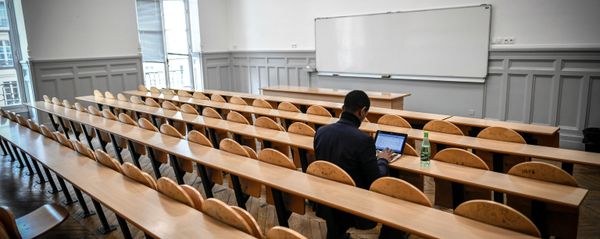 Студент в аудитории, фото из архива - Sputnik Азербайджан