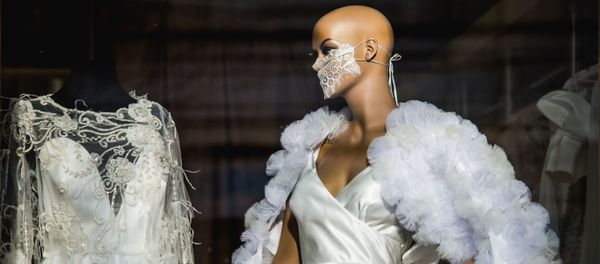 A mannequin in a lace mask is displayed in a shop window, in Tbilisi, Georgia A mannequin in a lace mask is displayed in a shop window, in Tbilisi, Georgia - Sputnik Азербайджан