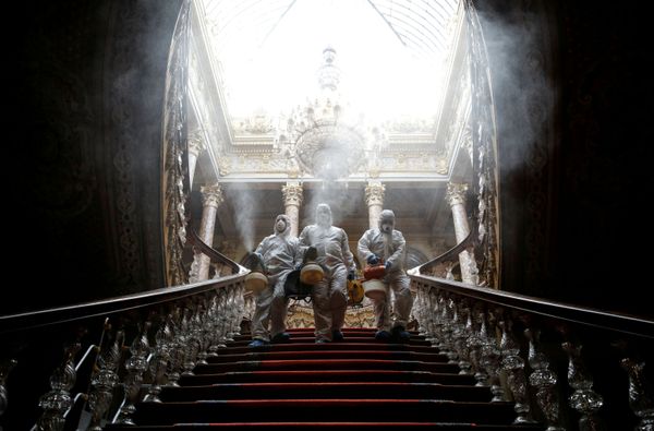 Workers in protective suits disinfect Dolmabahce Palace due to coronavirus concerns - Sputnik Азербайджан