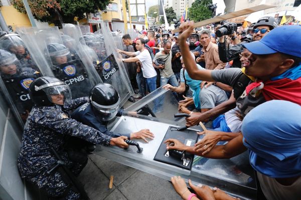 Opposition protesters clash with police blocking their march in Caracas, Venezuela - Sputnik Азербайджан