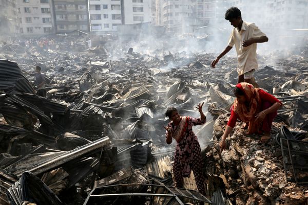 Slum dwellers search for their household items after a fire broke out in a slum in Dhaka, Bangladesh - Sputnik Азербайджан