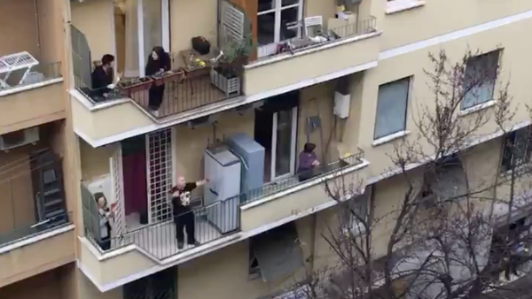 Итальянцы поют и не падают духом в разгар коронавируса - видео  - Sputnik Азербайджан