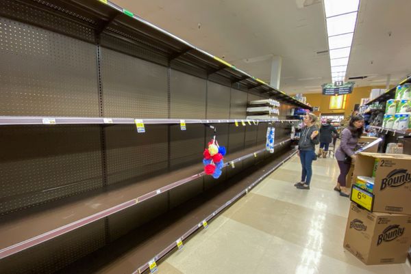 Shelves previously filled with toilet paper are seen empty at a Ralphs grocery store as shoppers gather supplies with coronavirus fears spreading in Encinitas, California,U.S - Sputnik Азербайджан