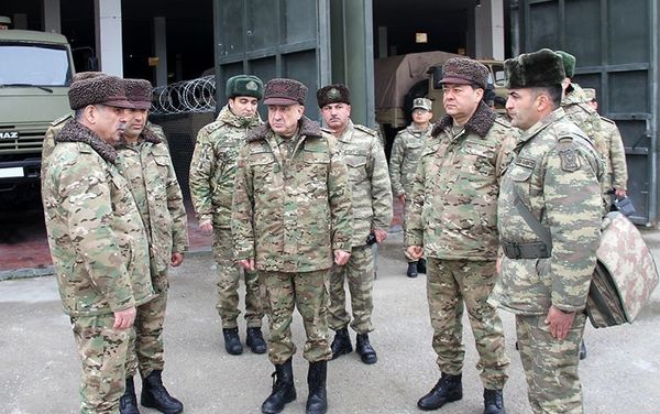 Министр обороны Азербайджана генерал-полковник Закир Гасанов, генерал-полковник Магеррам Алиев и руководящий состав министерства на передней линии фронта - Sputnik Азербайджан
