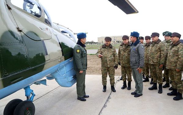 Министр обороны Азербайджана генерал-полковник Закир Гасанов, генерал-полковник Магеррам Алиев и руководящий состав министерства на передней линии фронта - Sputnik Азербайджан