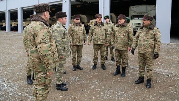 Министр обороны Азербайджана генерал-полковник Закир Гасанов, генерал-полковник Магеррам Алиев и руководящий состав министерства на передней линии фронта - Sputnik Азербайджан