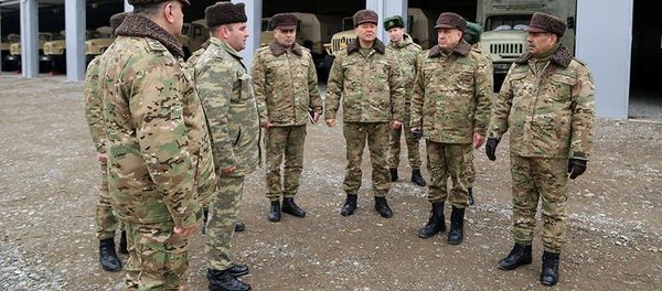 Министр обороны Азербайджана генерал-полковник Закир Гасанов, генерал-полковник Магеррам Алиев и руководящий состав министерства на передней линии фронта - Sputnik Азербайджан