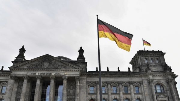 Флаг Германии над зданием парламента в Берлине, фото из архива - Sputnik Азербайджан