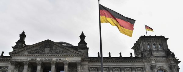 Флаг Германии над зданием парламента в Берлине, фото из архива - Sputnik Азербайджан