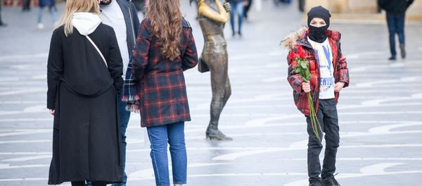 Прохожие в медицинских масках на улице в Баку, фото из архива  - Sputnik Азербайджан